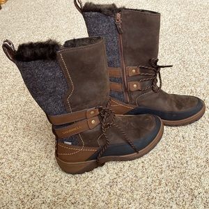 Insulated snow boot with great detail. Select-grip soles. Excellent condition!!